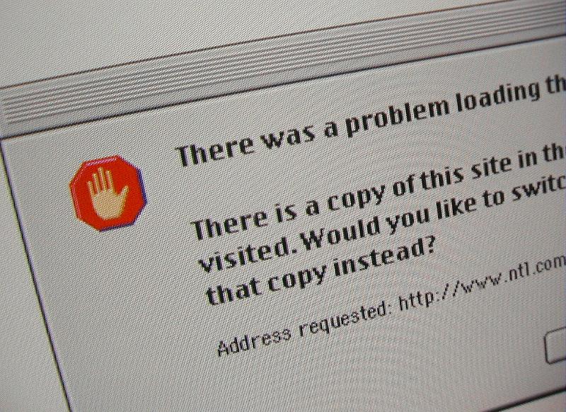 Free Stock Photo: 1998 vintage notification window on computer screen about problem in the web - editorial use only