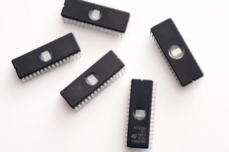 Free Stock Photo: 5 UV erasable wndow eproms from a microprocessor system